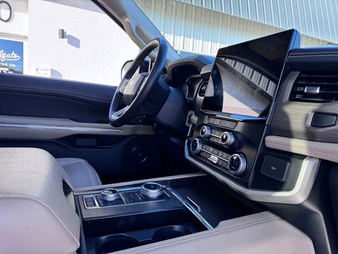 Used 2024 Ford Expedition Limited AWD/4WD image 16