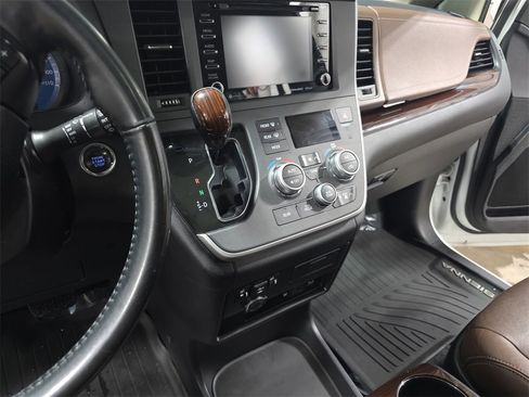 Used 2020 Toyota Sienna Limited Premium image 26
