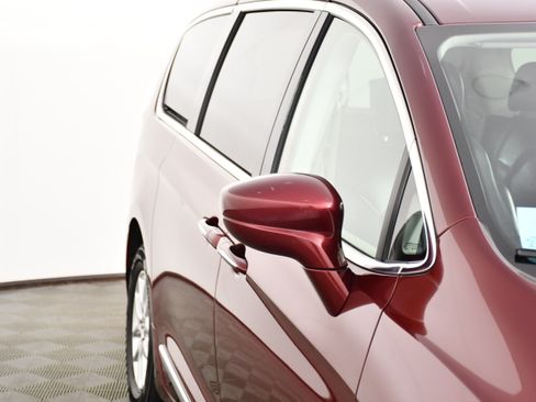 Used 2020 Chrysler Pacifica Touring-L FWD image 14