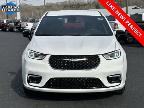 Used 2025 Chrysler Pacifica Select image 10