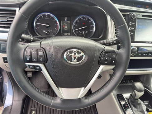 Used 2016 Toyota Highlander XLE AWD/4WD image 16
