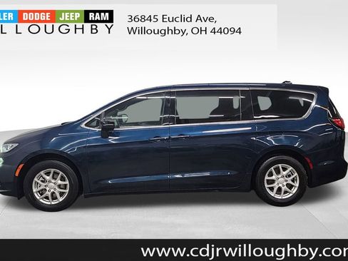 Used 2025 Chrysler Pacifica Select image 5