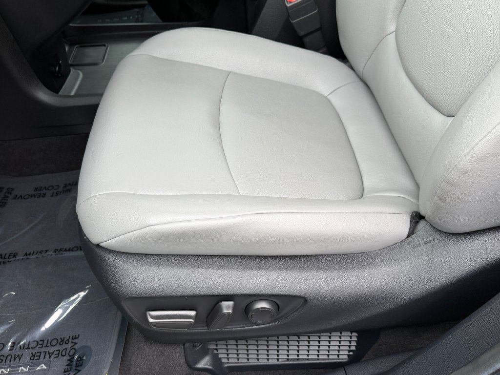 Used 2026 Toyota Sienna XLE FWD image 25