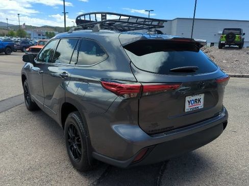 Used 2022 Toyota Highlander XLE AWD/4WD image 6