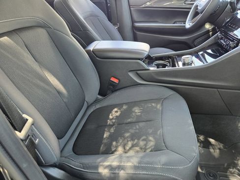 Used 2023 Jeep Grand Cherokee L Laredo RWD image 9