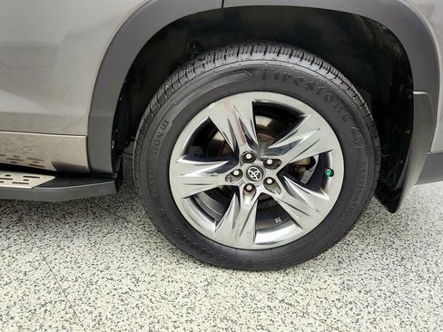 Used 2018 Toyota Highlander Limited Platinum AWD/4WD image 9