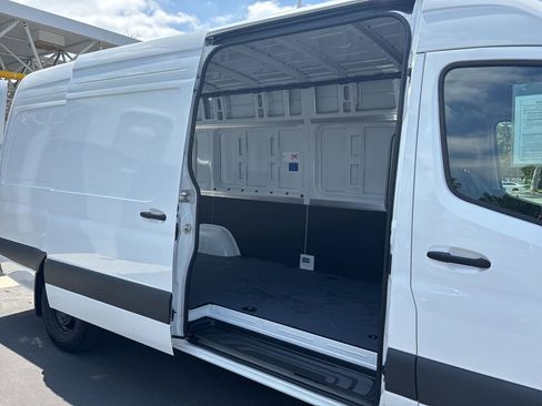 Used 2025 Mercedes-Benz Sprinter 2500 image 6