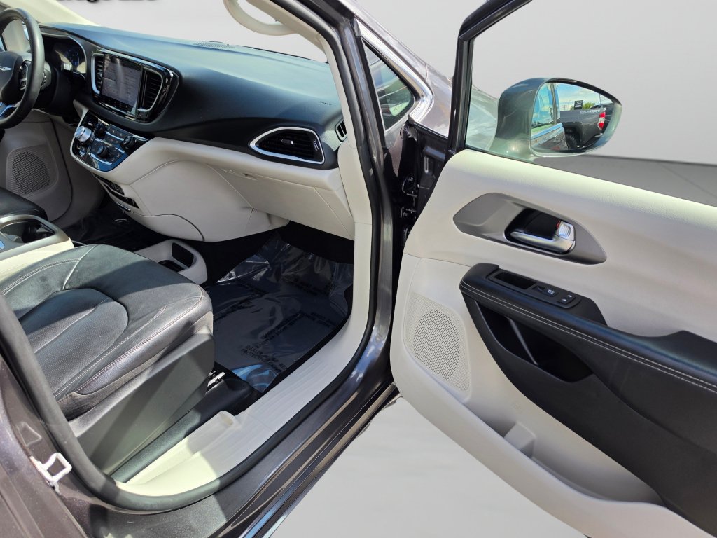 Used 2022 Chrysler Pacifica Touring-L FWD image 32