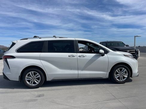 Used 2025 Toyota Sienna Limited image 2
