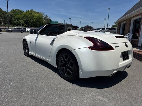 Used 2015 Nissan 370Z Touring RWD image 10
