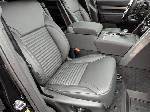 New 2025 Land Rover Discovery Dynamic SE image 18