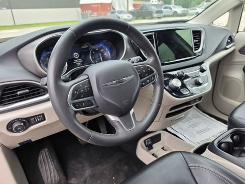 Used 2023 Chrysler Pacifica Touring-L FWD image 4