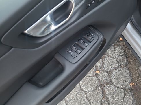 Used 2022 Volvo XC60 B5 Inscription w/ Climate Package image 14