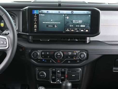 Used 2025 Jeep Wrangler Sahara image 5