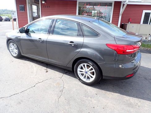 Used 2017 Ford Focus SE FWD image 4