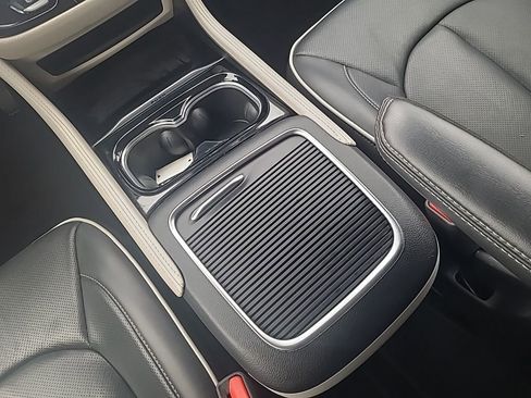 Used 2024 Chrysler Pacifica Limited image 15