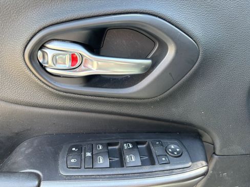 Used 2020 Jeep Cherokee Latitude Plus FWD image 14