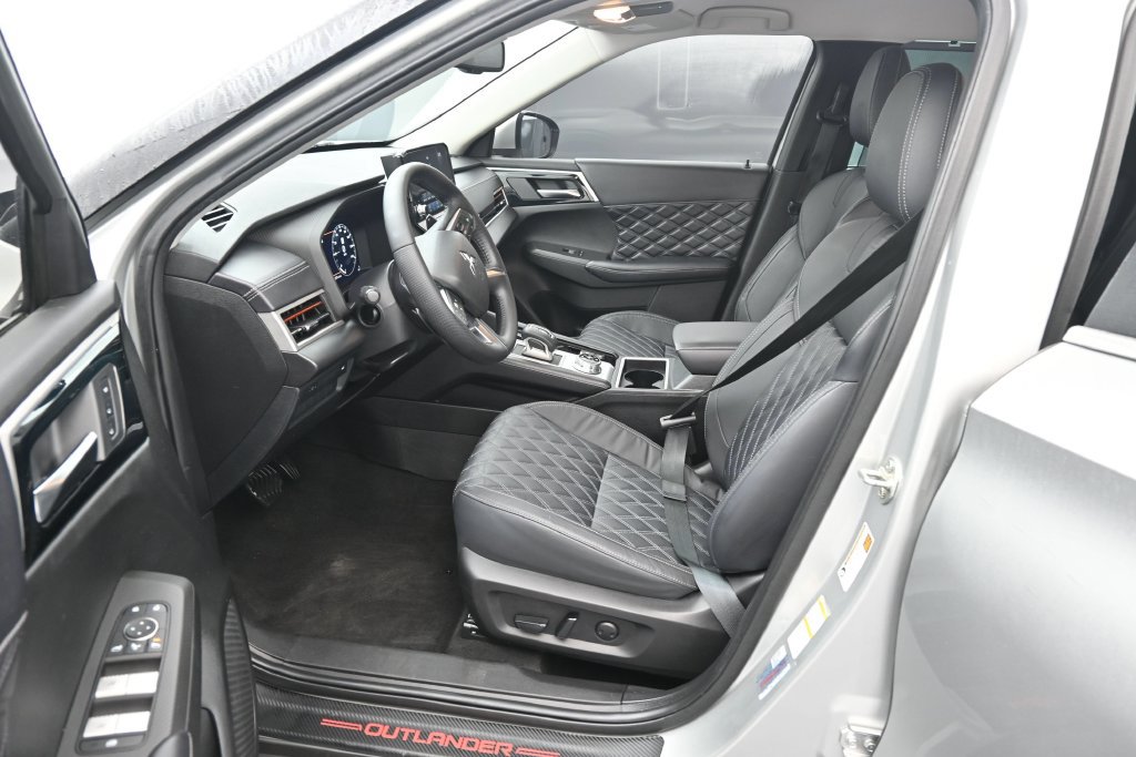 Used 2023 Mitsubishi Outlander SEL AWD/4WD image 16