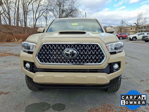 Used 2019 Toyota Tacoma TRD Sport image 2