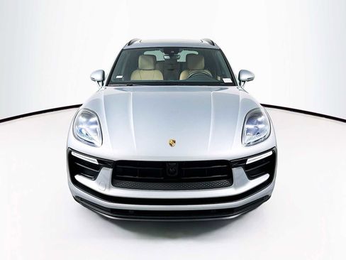 Certified 2024 Porsche Macan image 6