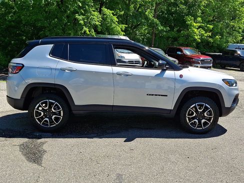 Used 2025 Jeep Compass Trailhawk AWD/4WD image 5