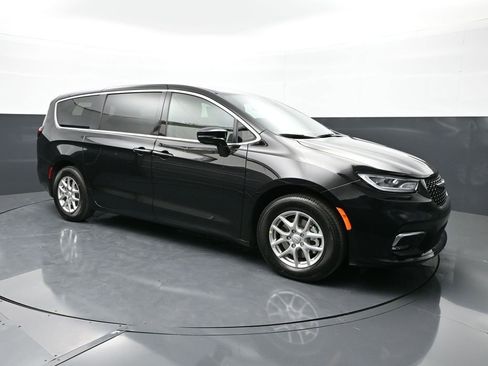 New 2026 Chrysler Pacifica Select FWD image 5