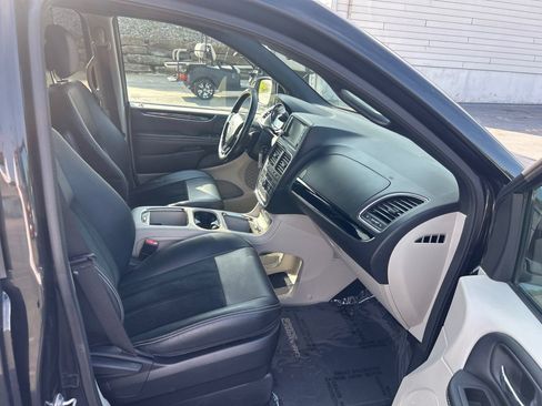 Used 2016 Dodge Grand Caravan SXT FWD image 15