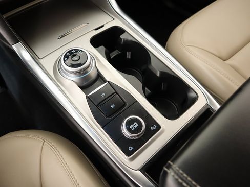 Used 2023 Ford Explorer XLT w/ Equipment Group 202A image 8