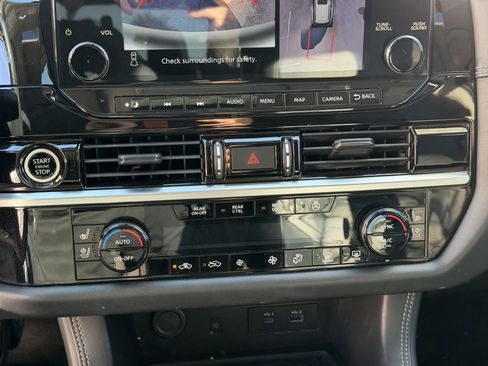 Used 2023 Nissan Pathfinder Platinum image 11