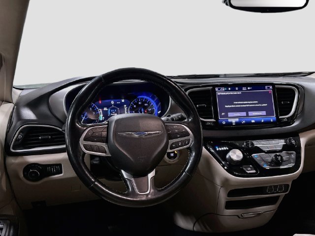 Used 2021 Chrysler Pacifica Touring-L FWD image 14
