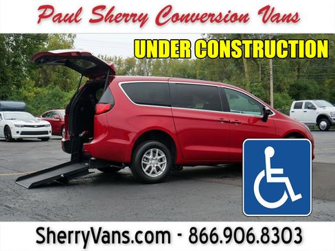 Used 2025 Chrysler Pacifica Select FWD image 1