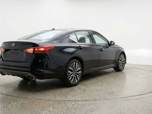 Used 2025 Nissan Altima 2.5 SV FWD image 9