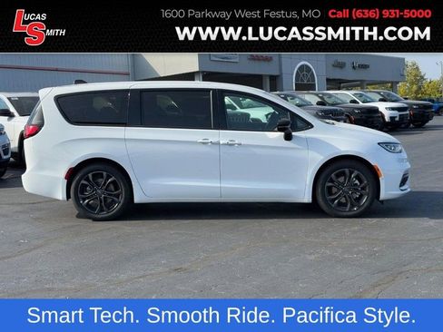New 2026 Chrysler Pacifica Select image 1