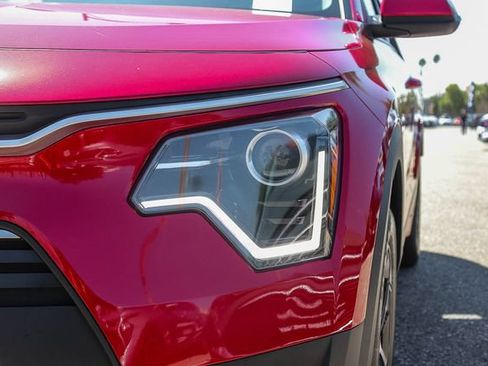 Certified 2025 Kia Niro EX FWD image 6