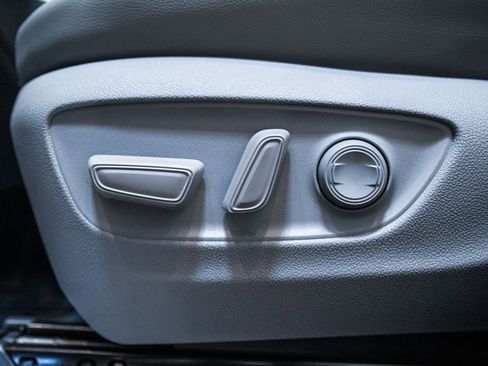 Certified 2025 Toyota Highlander XLE image 17