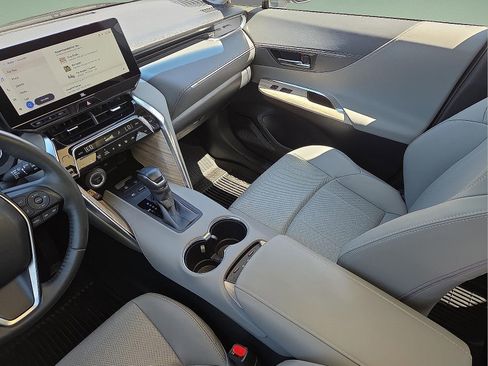 Used 2024 Toyota Venza Limited AWD/4WD image 12