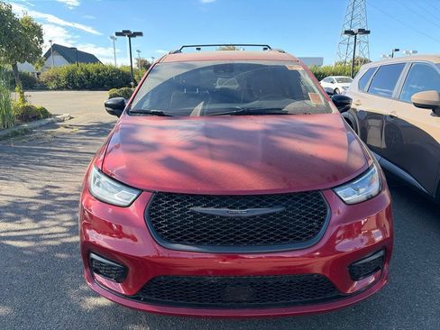 Used 2025 Chrysler Pacifica Limited FWD image 2