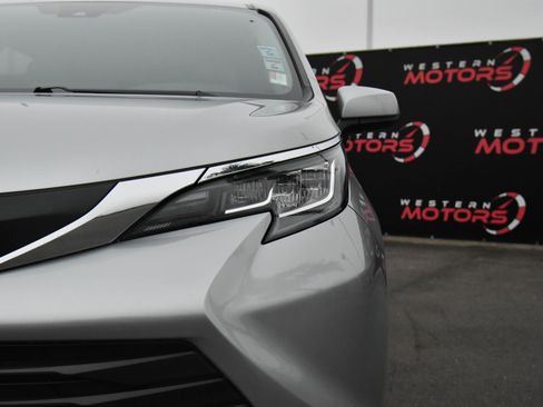 Used 2023 Toyota Sienna LE image 11