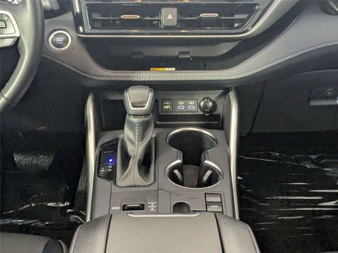Certified 2025 Toyota Highlander XLE FWD image 41