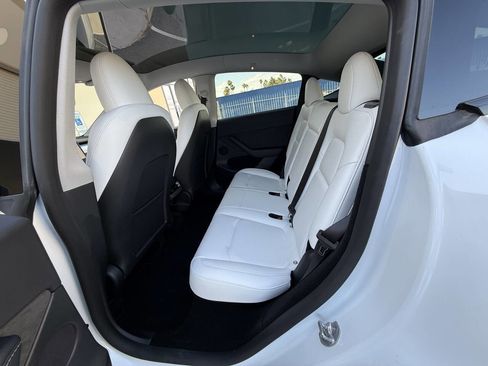 Used 2024 Tesla Model Y Long Range AWD/4WD image 21