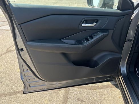 Used 2025 Nissan Rogue SV image 25