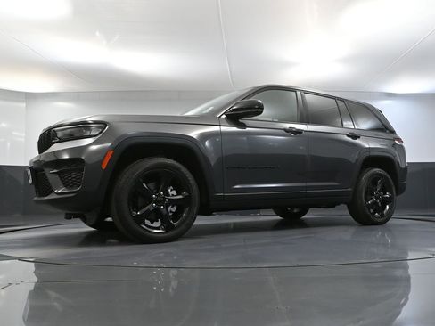 Used 2023 Jeep Grand Cherokee Altitude AWD/4WD image 54