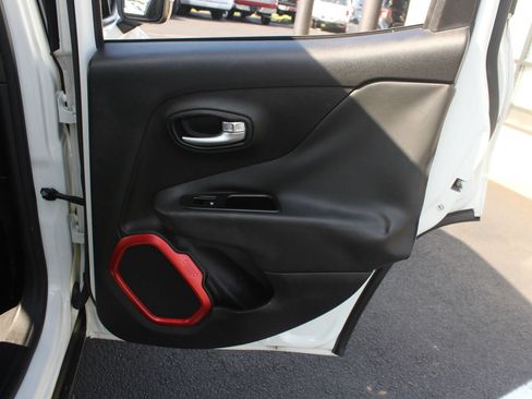 Used 2015 Jeep Renegade Trailhawk AWD/4WD image 18