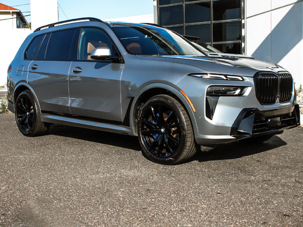 Used 2023 BMW X7 xDrive40i w/ M Sport Package AWD/4WD image 3