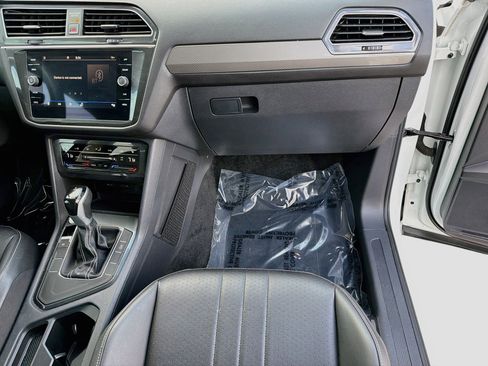 Certified 2024 Volkswagen Tiguan SE w/ Panoramic Sunroof Package FWD image 19