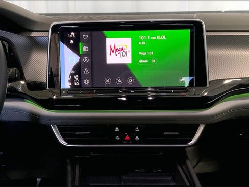 Used 2024 Volkswagen Atlas Peak Edition SE image 5