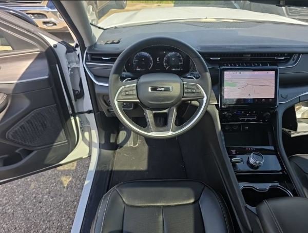 Used 2023 Jeep Grand Cherokee Limited w/ Luxury Tech Group II AWD/4WD image 8