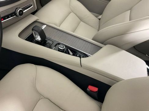 Certified 2025 Volvo XC90 T8 Plus w/ Protection Package Premier AWD/4WD image 17