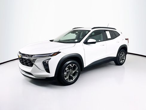 Used 2025 Chevrolet Trax LT FWD image 3