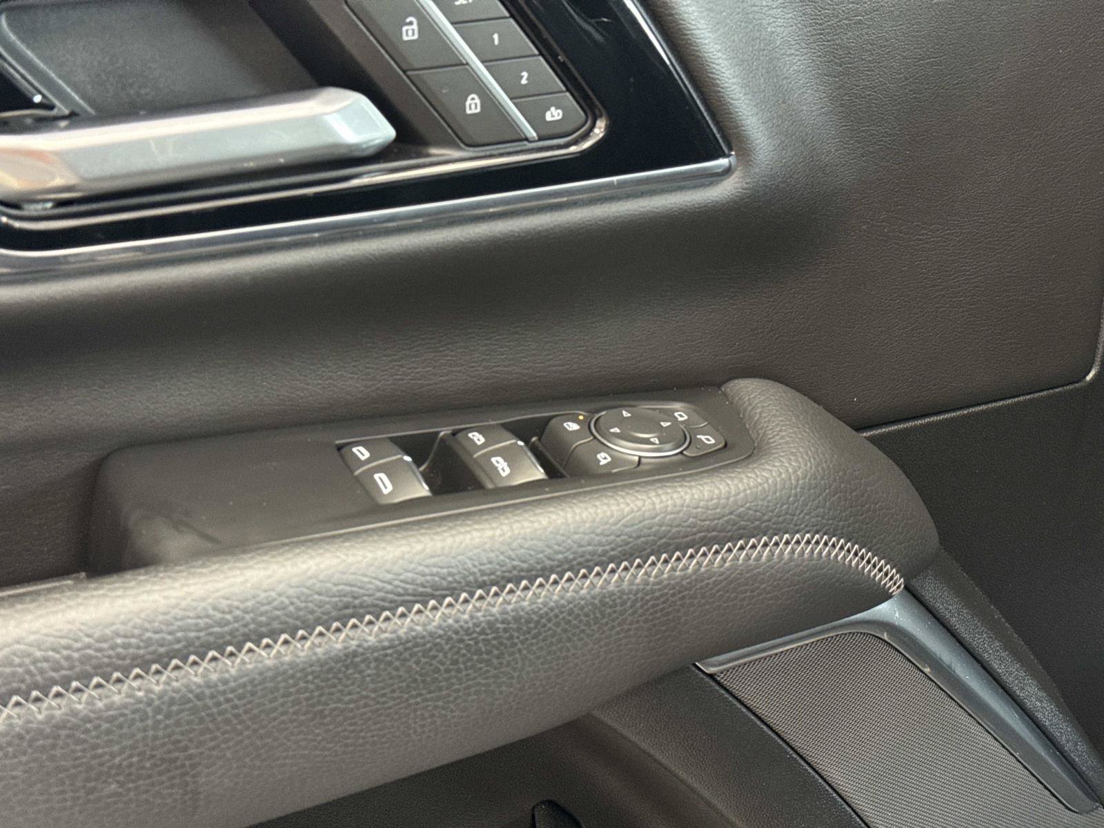 Used 2025 GMC Yukon Denali RWD image 11